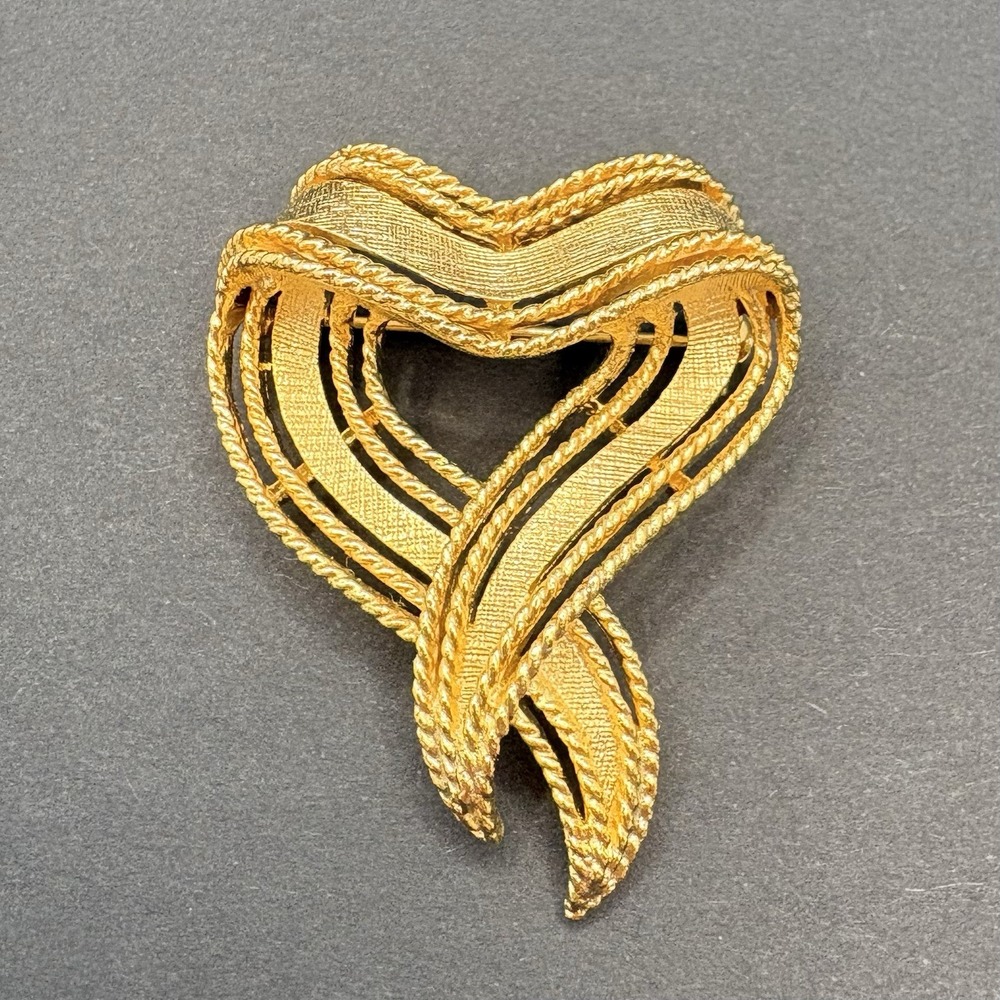 Vintage Lisner Heart Ribbon Bow Filigree Gold Tone Brooch Love Valentines‎ 1.75"